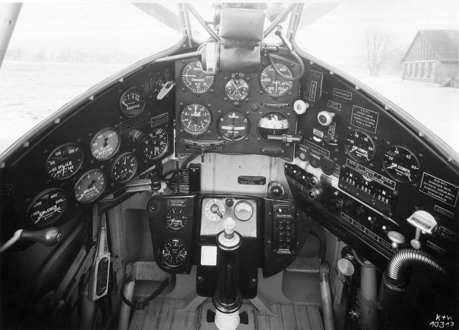 flugzeug-morane-d3800-cockpit.jpg